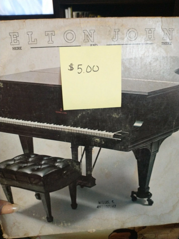 Old/used/scratches/vintage records/ had since 70's Crate of 200/sold separately  Foto 1 de 4