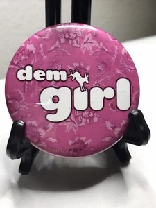 RARO Botón Pin Campaña Rosa Política Democrática “dem girl” ~ 2” ~ 2008 - Imagen 1 de 6