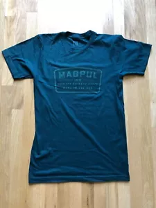 New Mens Magpul Go Bang Parts Logo Fine Cotton Size Small Forest T-Shirt NWT - Picture 1 of 5