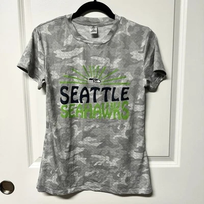 NFL Seattle Seahawks Gris Camuflado Camiseta Para Mujer Pequeño Fanático del Fútbol Americano con Gafas de Sol Foto 1 de 4