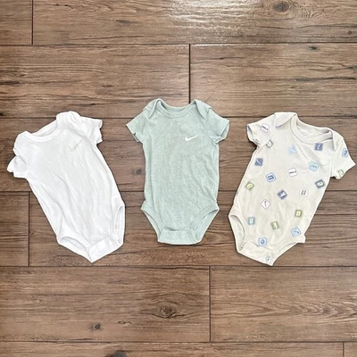 Paquete de 3 bodys para bebé Nike 3-6M manga corta blanco gris estampado unisex USADOS Foto 1 de 4