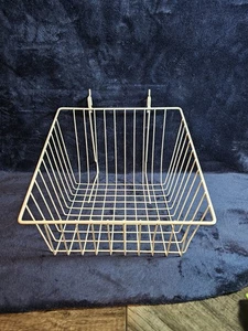Cestas de alambre blanco para pared de rejilla y pared de listones 12" L x 12" D x 4"/8" H - Imagen 1 de 2