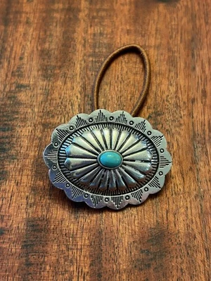 Gravata concho estilo sudoeste elástica com pedra turquesa e sem presilha El - Imagem 1 de 2