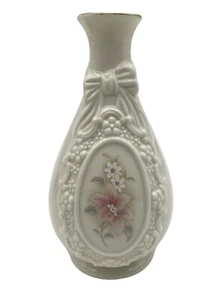 The Cameo Ribbon Vase Royal Heritage Collection Vintage Made In Taiwan - Picture 1 of 6
