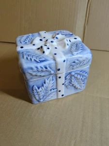 Blue Present Trinket Box Pottery B9b - Picture 1 of 11