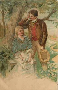 AK Romantischer Mann steht über Frau auf Bank geprägt unbespielt - Bild 1 von 2