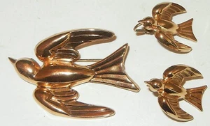 VINTAGE CORO GOLD TONE BIRD IN FLIGHT BROOCH PIN AND EARRING SCREW BACK SET - Picture 1 of 4