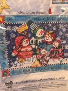 Kit cuscino punto croce accogliente piccolo Natale design Debra Jordan Bryan Candamar - Foto 1 di 8