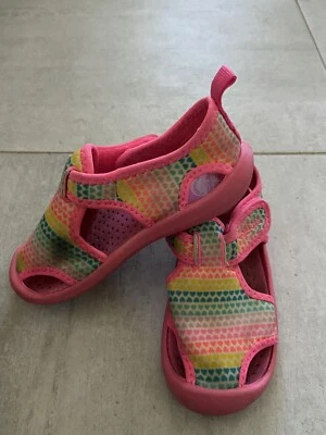 Sandalias Oshkosh B'gosh niñas, talla 9 lavables a máquina, puntera cómoda rosa Foto 1 de 2