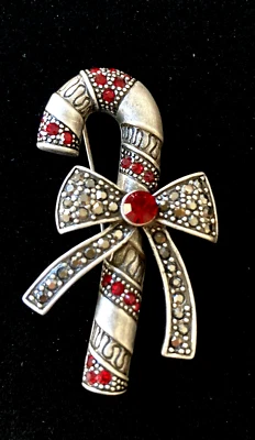 Broche Lia Sophia Bastón de Caramelo 2" Tono Plata con Estrás Rojo y Plata Foto 1 de 3