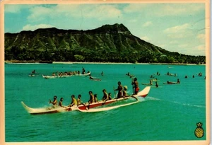 Bunte Ausleger reiten auf den Wellen vor dem berühmten Waikiki Beach, Hawaii Postkarte - Bild 1 von 2
