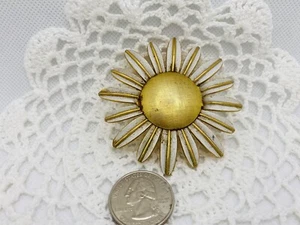 Avon Vintage Large Gold Tone White Enamel Perfume/Locket Daisy Flower Brooch/Pin - Picture 1 of 4