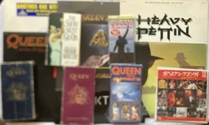QUEEN MEMORBILIA LOT: 8 ASSORTED RECORDS / CD SINGLE / 3 VHS VIDEOS / BOOK - Photo 1 sur 23