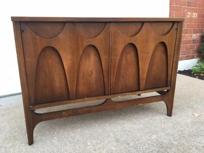 Винтажный двухдверный буфетный консольный шкаф середины века BROYHILL Brasilia сервант - Изображение 1 из 4