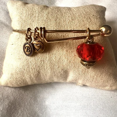 Brazalete Brazalete Brighton Dije Cristal Rojo Chapado en Oro Ajustable Foto 1 de 4