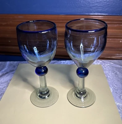 手工吹制玻璃高脚杯,钴蓝色和独特的球形杆 ~ 墨西哥 8” — 第 1/4 张图片