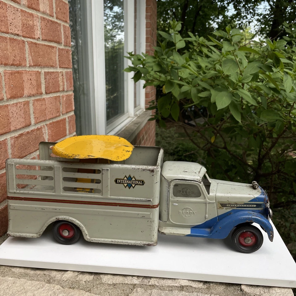 BUDDY L INTERNATIONAL TRUCK -1930’s SIT-N-RIDE Rare 30s ( 1 Wheel Is Damaged ) - Image 1 of 4