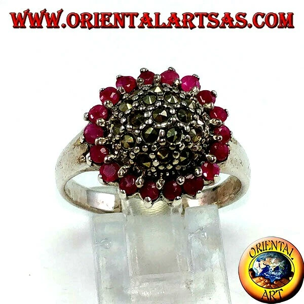 Anello in argento 925 ‰ tondo con una semisfera di marcasite ornato da 18 rubini - Immagine 1 di 1