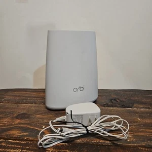 Router Netgear Orbi RBR40 AC2200 red WiFi tribanda - router blanco con alimentación - Imagen 1 de 7