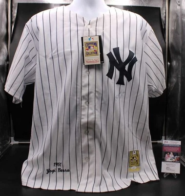Camiseta Mitchell & Ness firmada por Yogi Berra Yankees Auto Salón 72 Insc JSA D13030 Foto 1 de 4