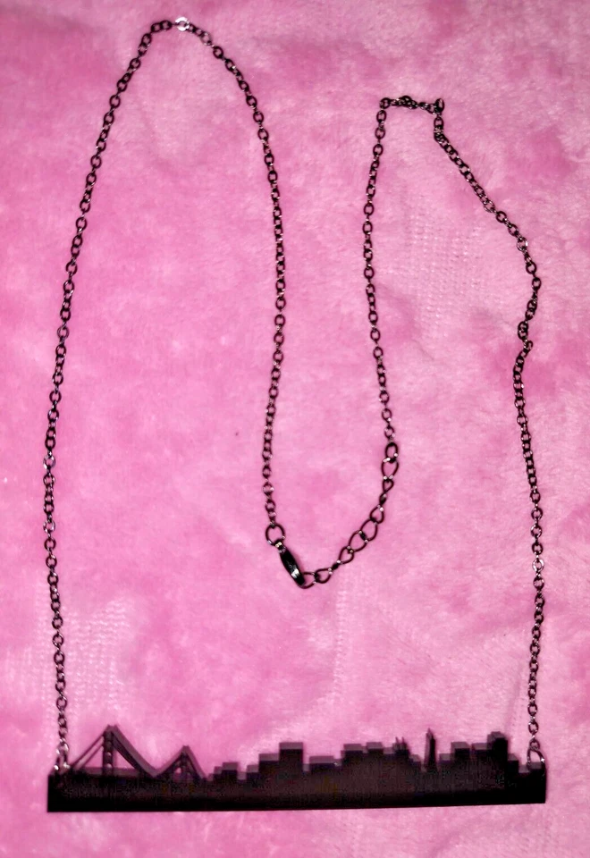 Collar colgante plástico* horizonte de San Francisco, joyería vintage Y2Ks y años 2010 Foto 1 de 4