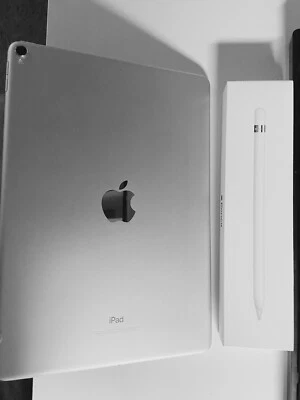 (BUNDLE) Apple iPad Pro 2nd Gen. 64GB, Wi-Fi, 10.5 in - Silver - Image 1 of 4