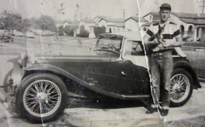 Foto driver convertibile MG Roadster 1948 vintage con cane chihuahua anni 40-50 - Foto 1 di 4