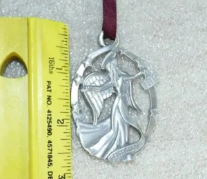 Adorno de ángel de peltre Longaberger atado con cinta ángel de la amistad 1999 - Imagen 1 de 6