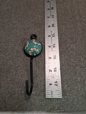Percha de gancho de pared de hierro de cerámica azul/verde azulado diseño floral Foto 1 de 4
