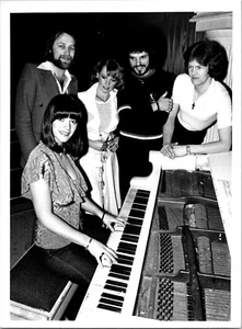 Foto de prensa 1977 cantante británica Jan Michelle y grupo pop Champagne 6x8 - Imagen 1 de 2