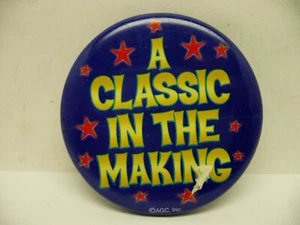AGC Inc. de colección Botón Pinback Redondo "Un Clásico en Fabricación" 2 1/4' Diámetro - Imagen 1 de 3