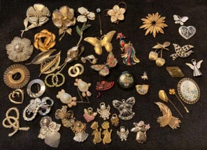 Great Lot Of 47 Vintage to Modern Brooches Many Designs & Styles Some Signed - Picture 1 of 24