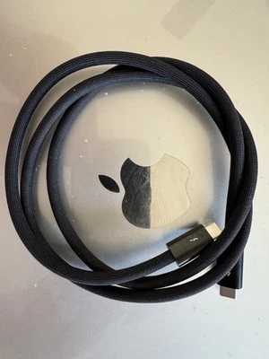 Apple Thunderbolt 4 (USB-C) Pro Cable (1m) MU883AM/A A2804 - Image 1 of 3