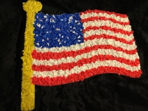 BANDIERA AMERICANA NUOVA CON ETICHETTE 4 LUGLIO PLASTICA FUSA POPCORN DECORAZIONE RARA PORTA GREETER - Foto 1 di 5