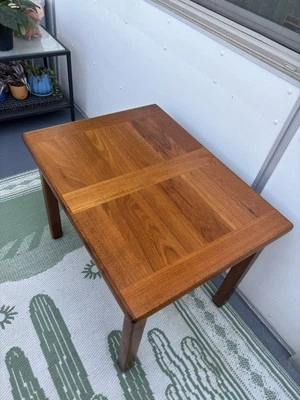 Mesa auxiliar ABJ Midcentury moderna de teca Foto 1 de 4