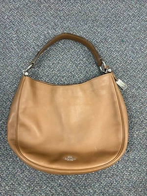 Bolsa feminina Coach couro marrom nômade glovetanned hobo ombro - Imagem 1 de 4
