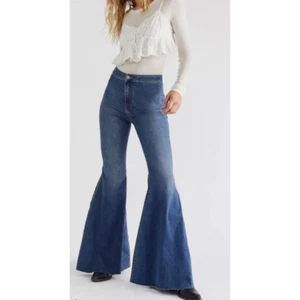 Pantalones de mezclilla Free People Just Float On Flare Bell Bottom talla 27 elásticos dobladillo crudo hippie - Imagen 1 de 8