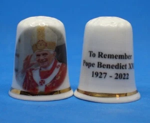 Birchcroft Porzellan Fingerhut -- Zum Gedenken an Papst Benedikt - Gratis Kuppelbox - Bild 1 von 3