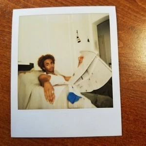 Foto Pellicola Polaroid Vintage anni '90 bell'uomo che legge giornale canotta bianca - Foto 1 di 3