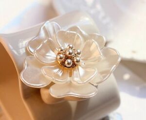 Retro Camellia Flower Pearl Crystal Bridal Brooch Pin Jewelry Wedding Party Gift