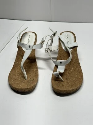 Sandalia de cuña Rampage Karlin blanca charol corcho 9M para mujer con tiras cómoda informal Foto 1 de 4