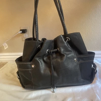 Bolso Cubo Negro FOSSIL Cuero Cordón Bolsillos Hebilla Medio Magnético Hobo Foto 1 de 4