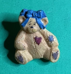 DM-98 DIANNA MARCUM 1" BLUE BOW RED PATCHWORK HEART BEAR PLASTIC SHANK BUTTON-F1 - Picture 1 of 2