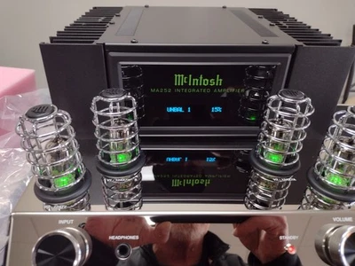 McIntosh MA252 Stereo Tube Integrated Amplifier; MM Phono (1/3) - Image 1 of 4