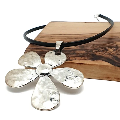 Leather Necklace Hammered Metal Large Flower Pendant Vintage Style Boho Handmade Foto 1 de 4