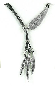 Collar de plumas en tono plateado con cristales en acorde negro - Imagen 1 de 3