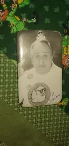 Vintage Autogramm Foto Button Pin Al Molinaro Happy Days - Bild 1 von 2