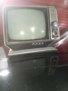 VINTAGE GENERAL ELECTRIC GE TELEVISION TV XB2411VY- Retro Gaming 70s - Picture 1 of 3