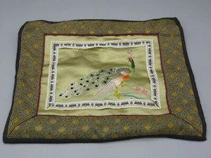 Broderie de paon dans carré de tissus - Picture 1 of 2