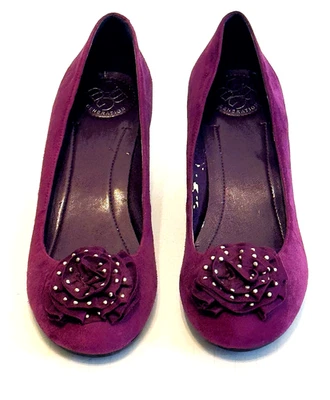 Zapatos de tacón de cuña de gamuza borgoña de BCBG Generation, flor adornada, talla 7 Foto 1 de 4